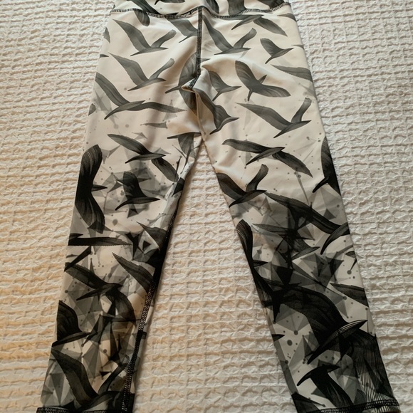Black and white cropped workout pants - Picture 3 of 4